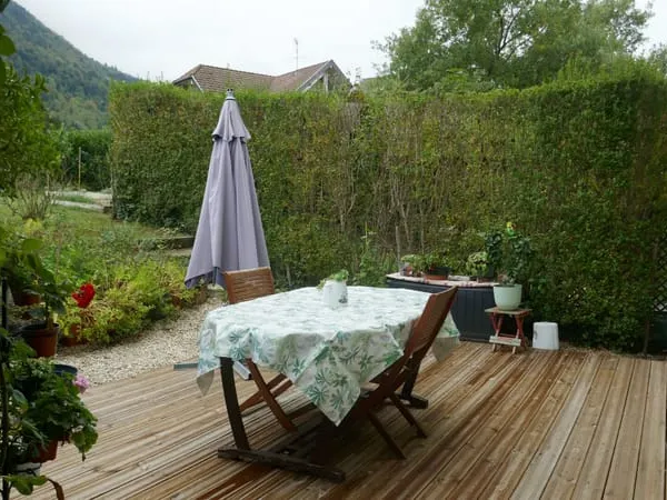 DUINGT. APPARTEMENT DUPLEX AVEC JARDIN ET GARAGE