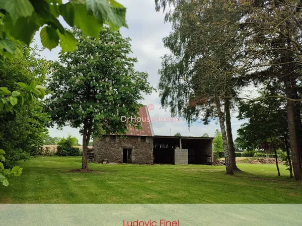 Hangar- Atelier-Batiment et ancienne maison en Pierres à rénover.