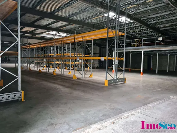 Entrepôt 2000m² à louer sur site clos au Haillan