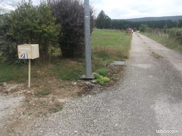 Terrain de loisirs . Chemin d acces et terrain plat
