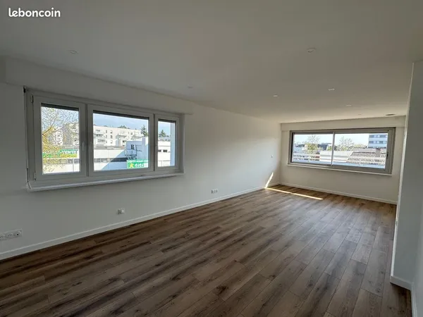 Bureaux de 161m² rénovés & lumineux à louer - parking, terrasse, cuisine équipée