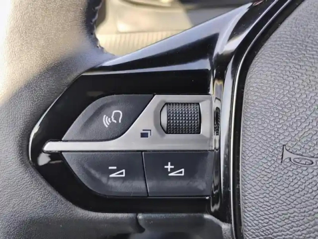 Peugeot 2008 turbo 100 ch bvm6 allure — photo 19