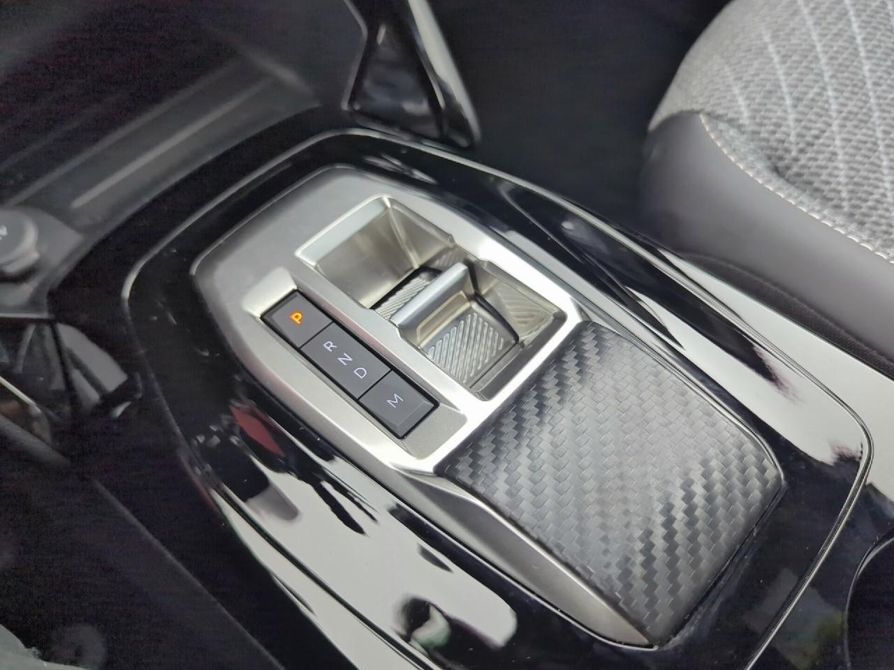 Peugeot 2008 hybrid 145 ch e-dcs6 allure — photo 27