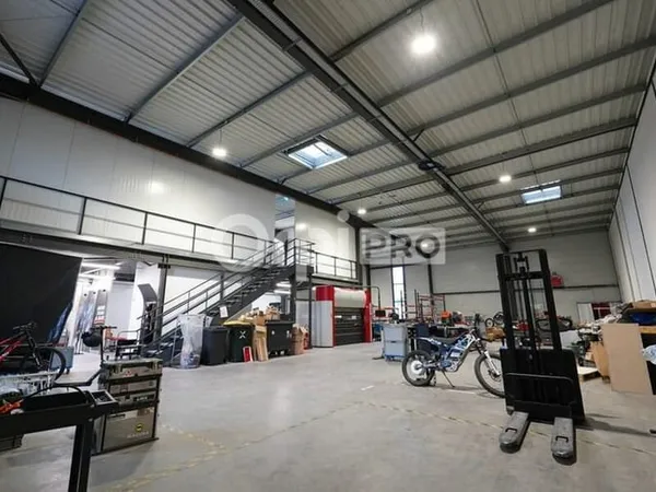 Local d'activité 841 m²