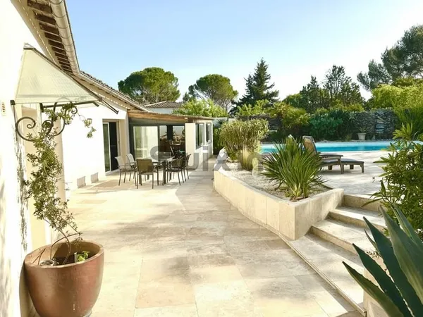 Superbe villa avec piscine au calme dans quartier recherché