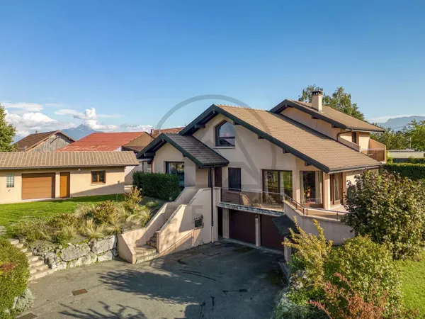 Belle contemporaine baignée de lumière avec vue imprenable sur l