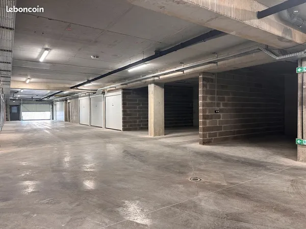 Garage/Box en sous-sol à Manom