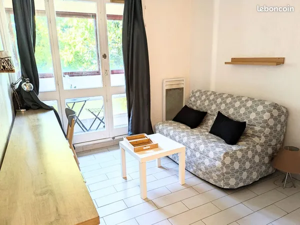 A louer studio meublé, Parking et Balcon