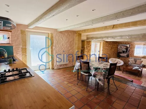MAISON DE VILLAGE EN PIERRES AVEC TERRASSE COUVERTE