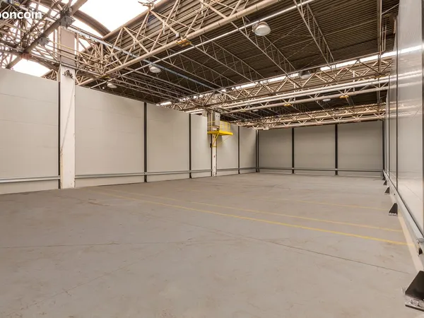 Locaux d'activités - Entrepôts - Stockage - 400 m²