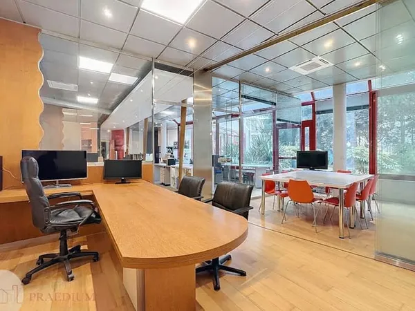 Local 6 pièces 236 m²