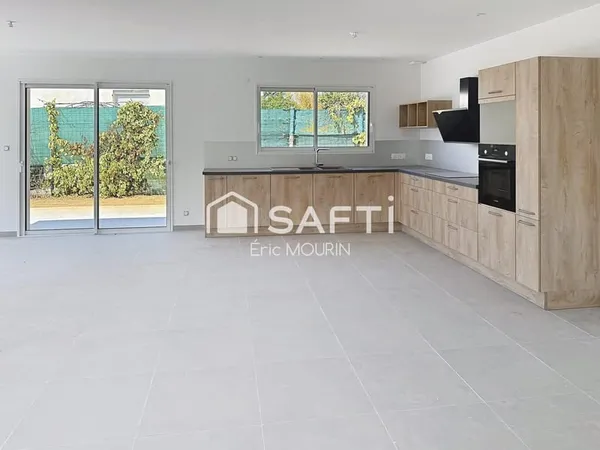 Cette belle maison familiale avec un grand terrain.