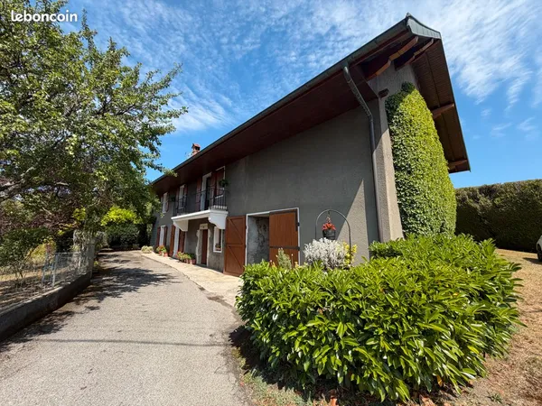 Seynod - ferme à rénover d'environ 300 m² avec terrain constructible