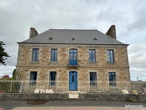 Maison de famille face à la gare