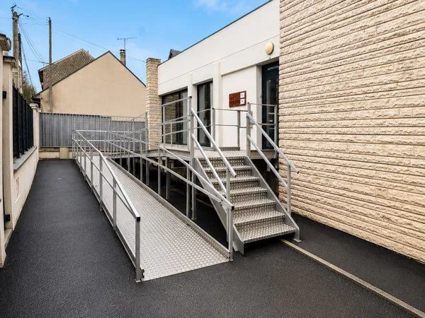 Local professionnel / Bureaux 120 m² - Entièrement aménagé -