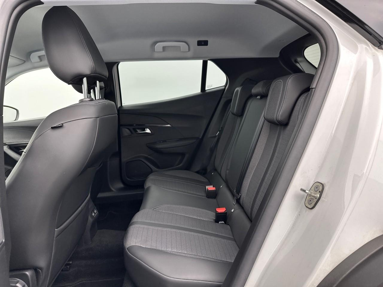 Peugeot 2008 puretech 130 s&s eat8 allure — photo 12