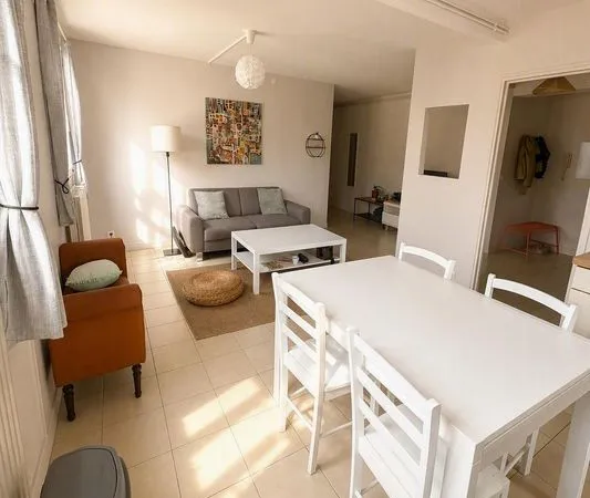 Colocation lumineuse dans appartement de 80 m2 lumineux et rue calme