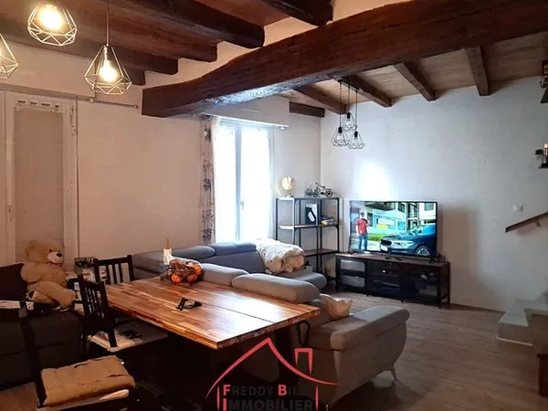 Immeuble composé de 2 appartements : un T3 loué et un T2 à r