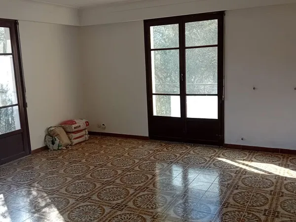 Appartement F1 actuellement en cours de rénovation complète. Les visites sont possibles et le bien s