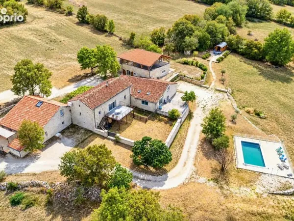 Terrain à usage résidentiel avec 2 annexes, 2 piscines et une cabane pour les bergers