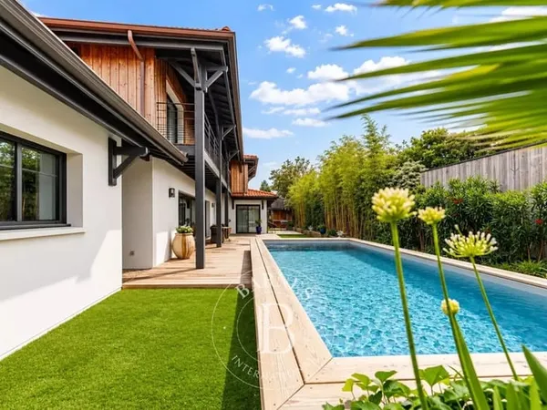 VILLA NEUVE AVEC CINQ CHAMBRES ET PISCINE À LA TESTE-DE-BUCH