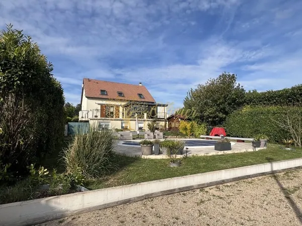 Pavillon familial avec piscine
