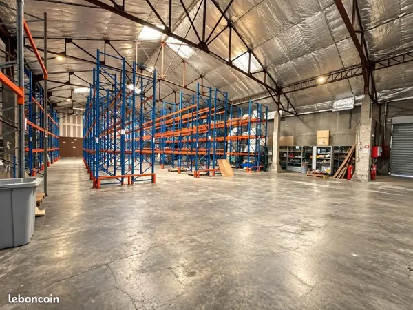 Local industriel 1 800 m²