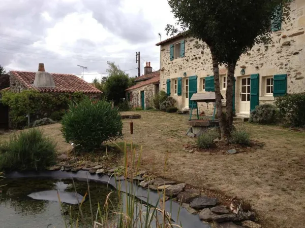 LA TAILLEE 85450 AU CALME ABSOLU MAGNIFIQUE MAISON DE CAMPAGNE RENOVEE AVEC GITE AU BORD DE L'EAU