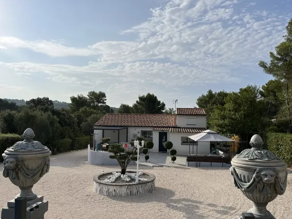 Vends maison avec piscine et dépendances