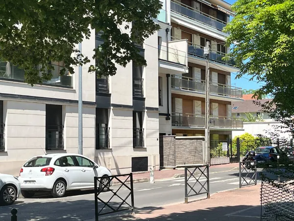 SAINT-MAUR-DES-FOSSÉS ? CHARMANT 2 PIÈCES TRAVERSANT AVEC JARDINS PRIVATIFS