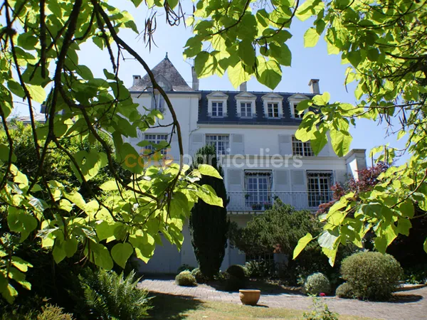 HÔTEL PARTICULIER XIXe SIÈCLE 480 M² -- COEUR DE LA ROCHE-SUR-YON -- JARDIN CLOS -- RARE ET CONFIDEN