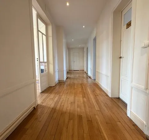 Plein centre , tres beau f5 avec possibilite de garage