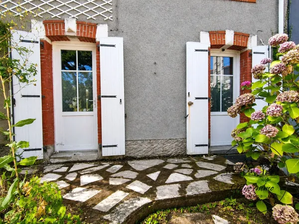 Maison dans le bourg de la Montagne