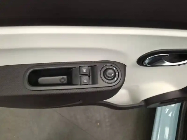 Renault Twingo iii e-tech — photo 27