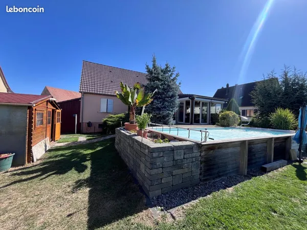 Maison de plain pied sur 7.04 ares avec piscine