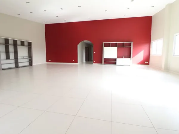 LOCAUX D'ACTIVITE BUREAUX 300 M 2 LOYER 2500 HT