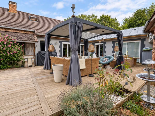 Maison familiale avec vaste terrain et bel espace extérieur