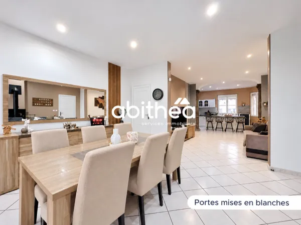 UNE MAISON FAMILIALE AUX VOLUMES GÉNÉREUX ET AUX NOMBREUX AT