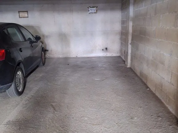 Place de parking - couverte en centre ville