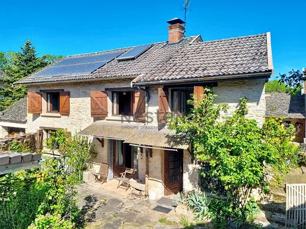 Maison en pierres à rénover avec dépendances sur terrain de 372 m²