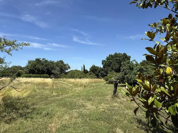 Magnifique terrain arboré dans un environnement protégé