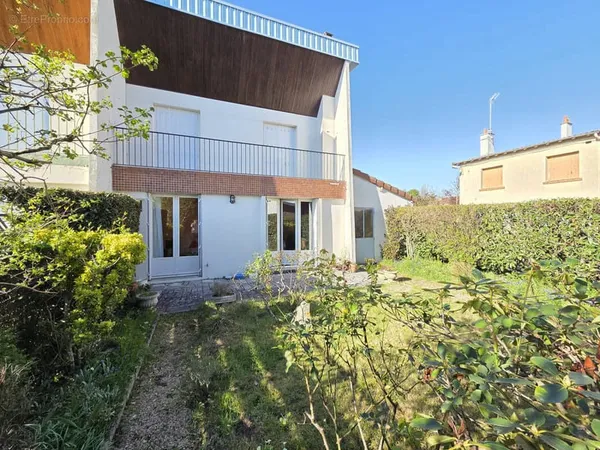 Maison avec garage et jardin Yzeure secteur calme