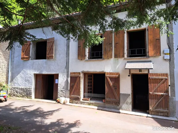 Maison 9 pièces - 145 m² loi Carrez (170 m² au total) - 900 m² de terrain