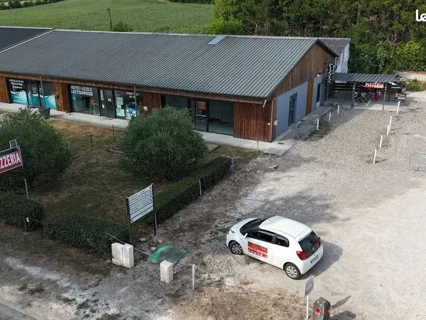 Local commercial 104 m² + terrasse/jardin 150 m² - à Lectoure (32700) 110 000 - Vente directe, sans 