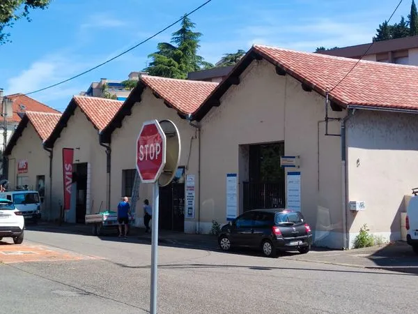 LOCAL COMMERCIAL 210 m² À LOUER - CAHORS CENTRE - MODULABLE, 2 ENTRÉES, COUR
