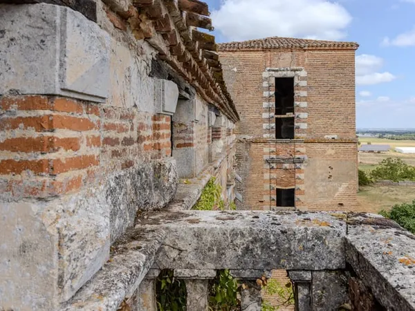 Château Renaissance à restaurer dans la vallée de la Garonne