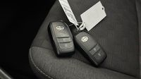 Toyota Yaris 116h Design 5p MY22 — photo 16