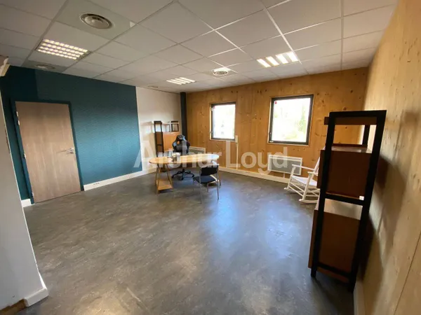 Local d'activité 933 m²