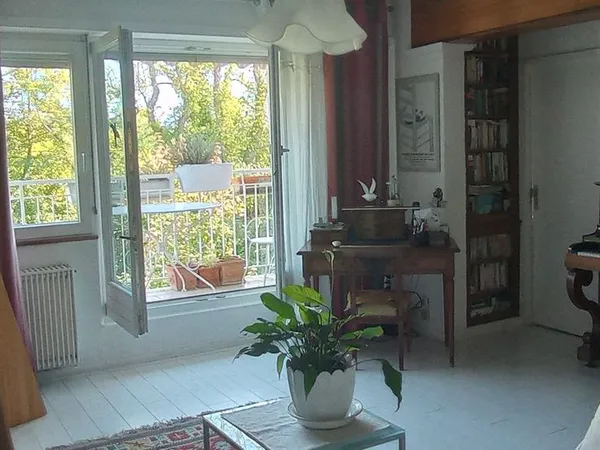 Beau T4 dans cadre verdoyant + balcon + garage + cave