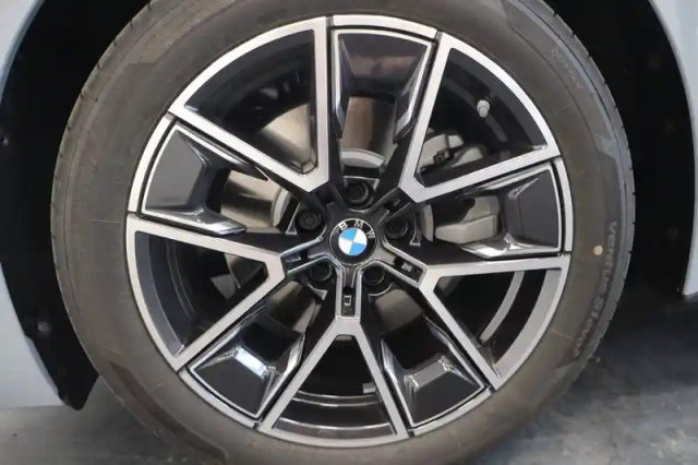 Bmw I4 edrive40 — photo 9